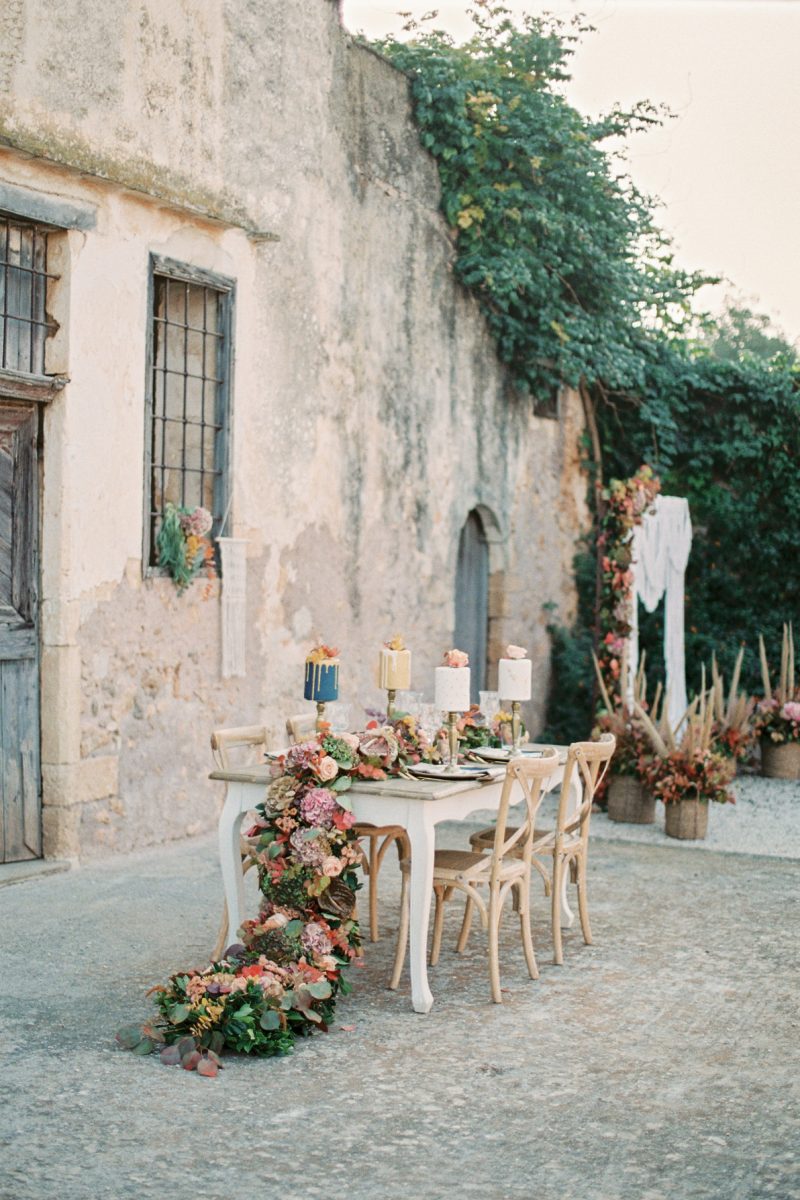 Colourful late summer wedding inspiration in Crete island on Fuj