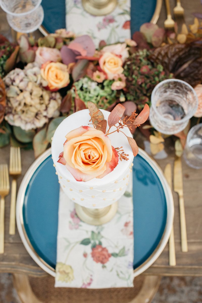 Colourful late summer wedding inspiration in Crete island on Fuj